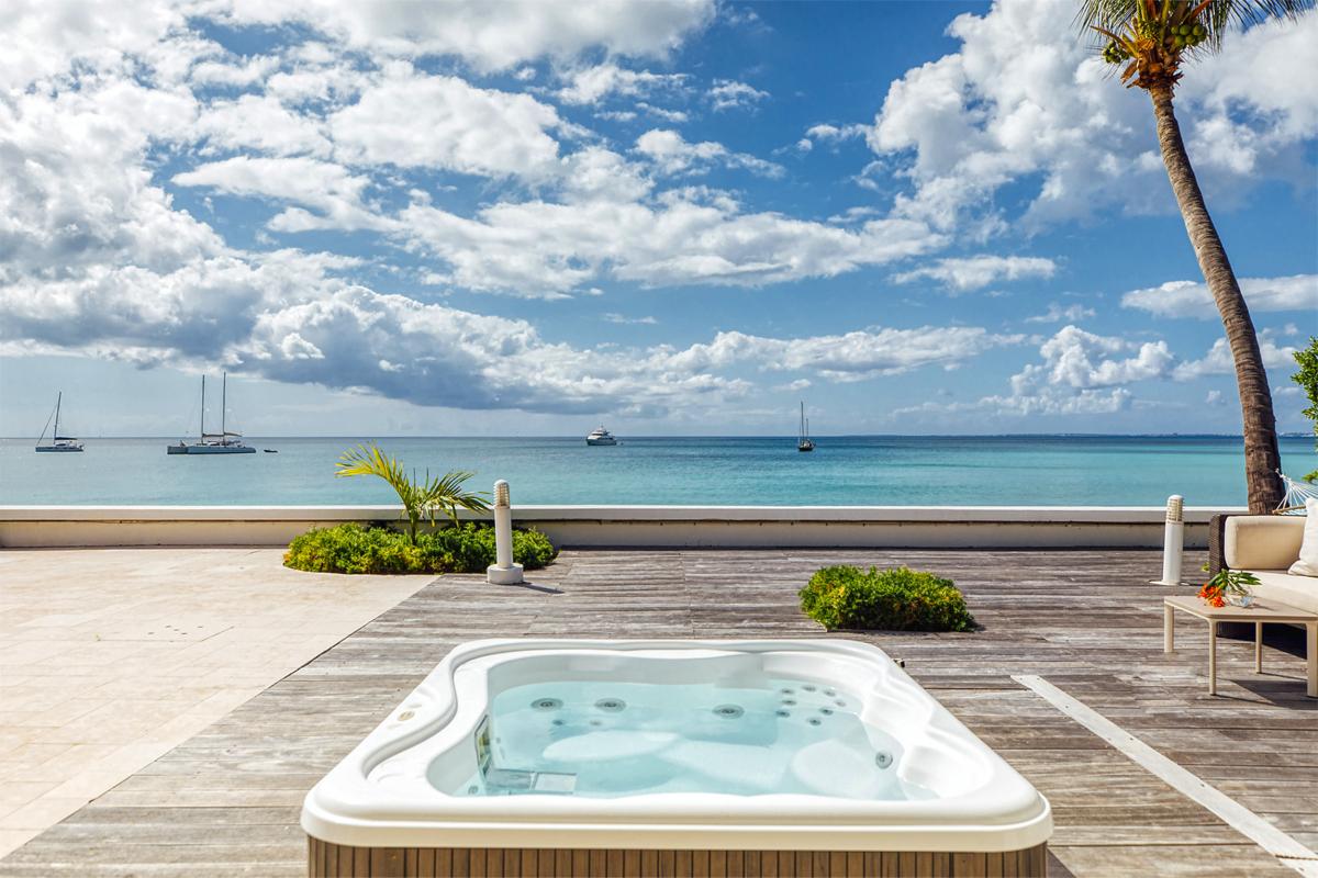 9-PetitePlage4-HotTub_A louer villa Grand Case Saint Martin